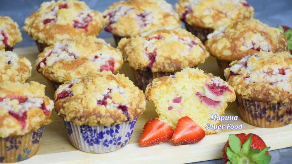 К чаю за минуты! Нежные кексы с клубникой и штрейзелем